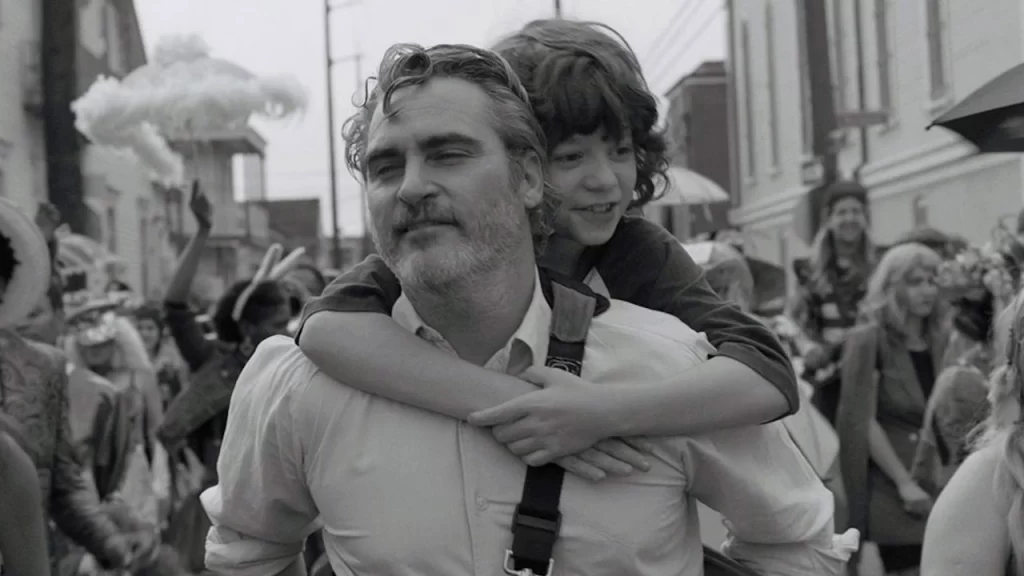 Joaquin Phoenix e Woody Norman in una scena del film.