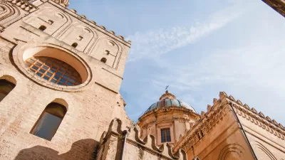 Dettaglio sul campanile e il lato della chiesa di Palermo