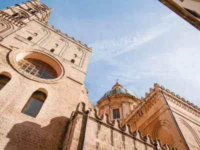 Dettaglio sul campanile e il lato della chiesa di Palermo