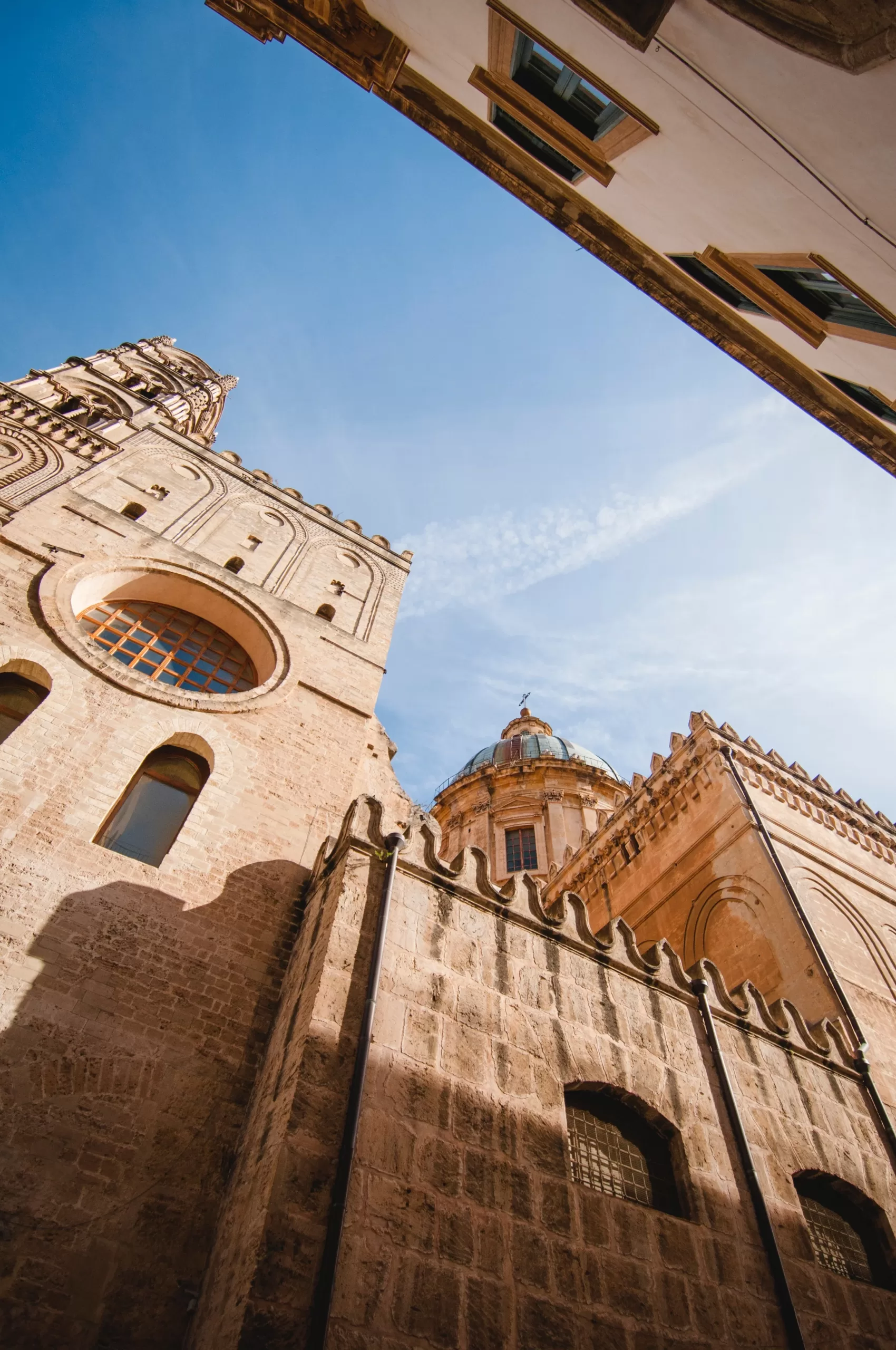 Dettaglio sul campanile e il lato della chiesa di Palermo