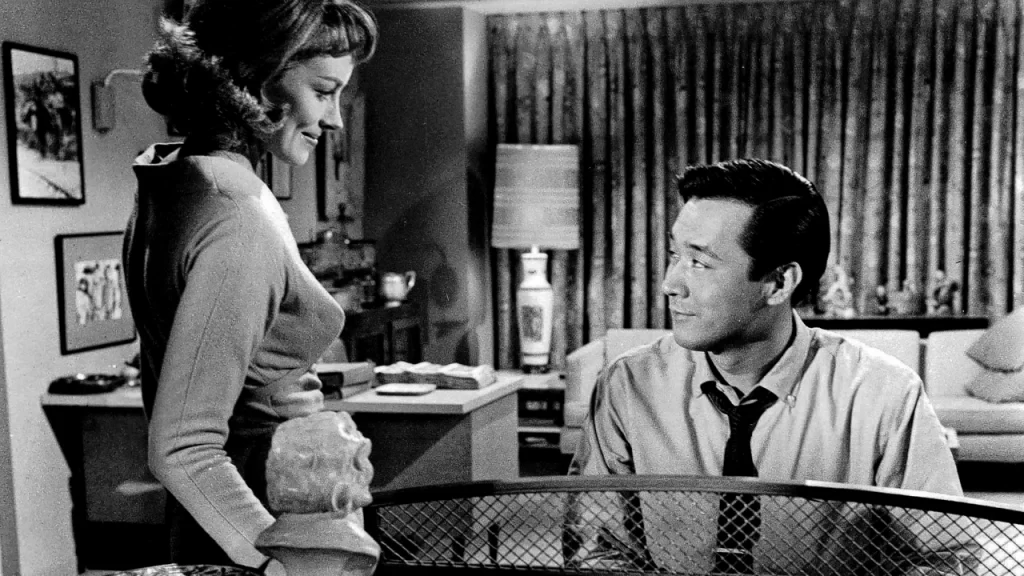 Victoria Shaw e James Shigeta in una scena