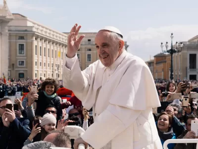 Il Papa in Piazza San Pietro sopra la sua Papamobile