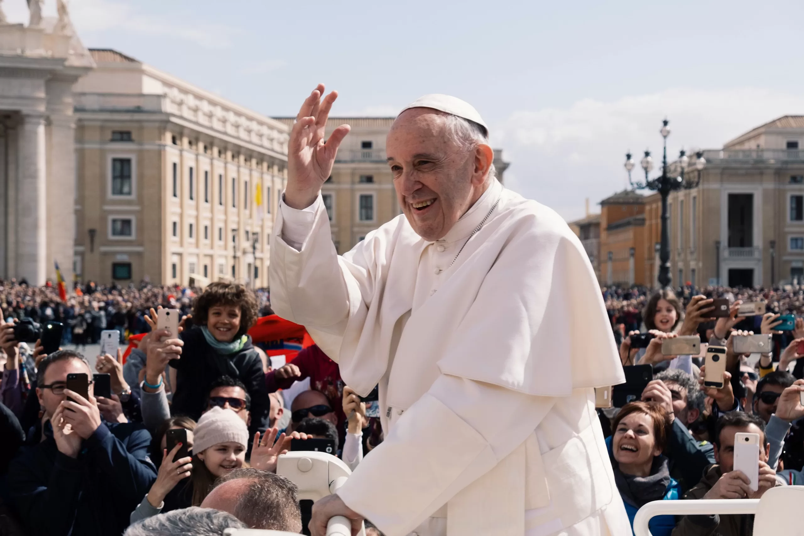 Il Papa in Piazza San Pietro sopra la sua Papamobile