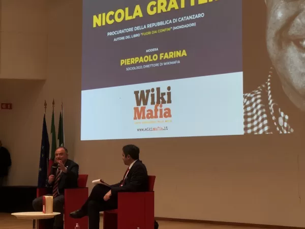 Nicola Gratteri e Pierpaolo Farina interloquiscono durante la conferenza