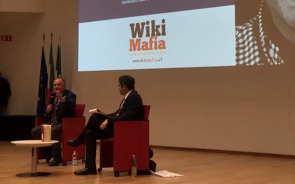 Nicola Gratteri e Pierpaolo Farina interloquiscono durante la conferenza