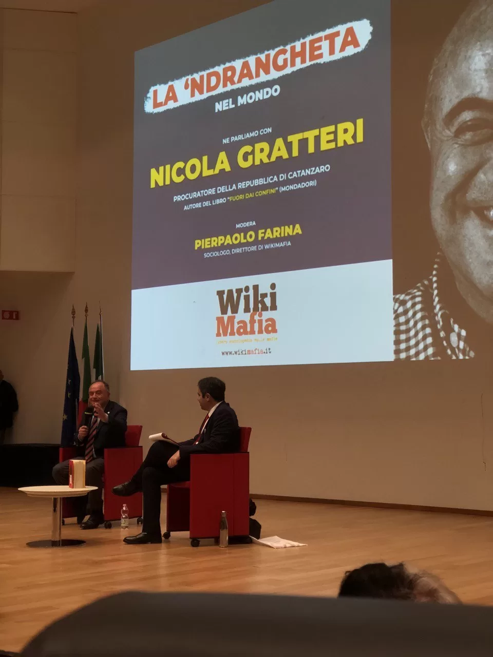 Nicola Gratteri e Pierpaolo Farina interloquiscono durante la conferenza